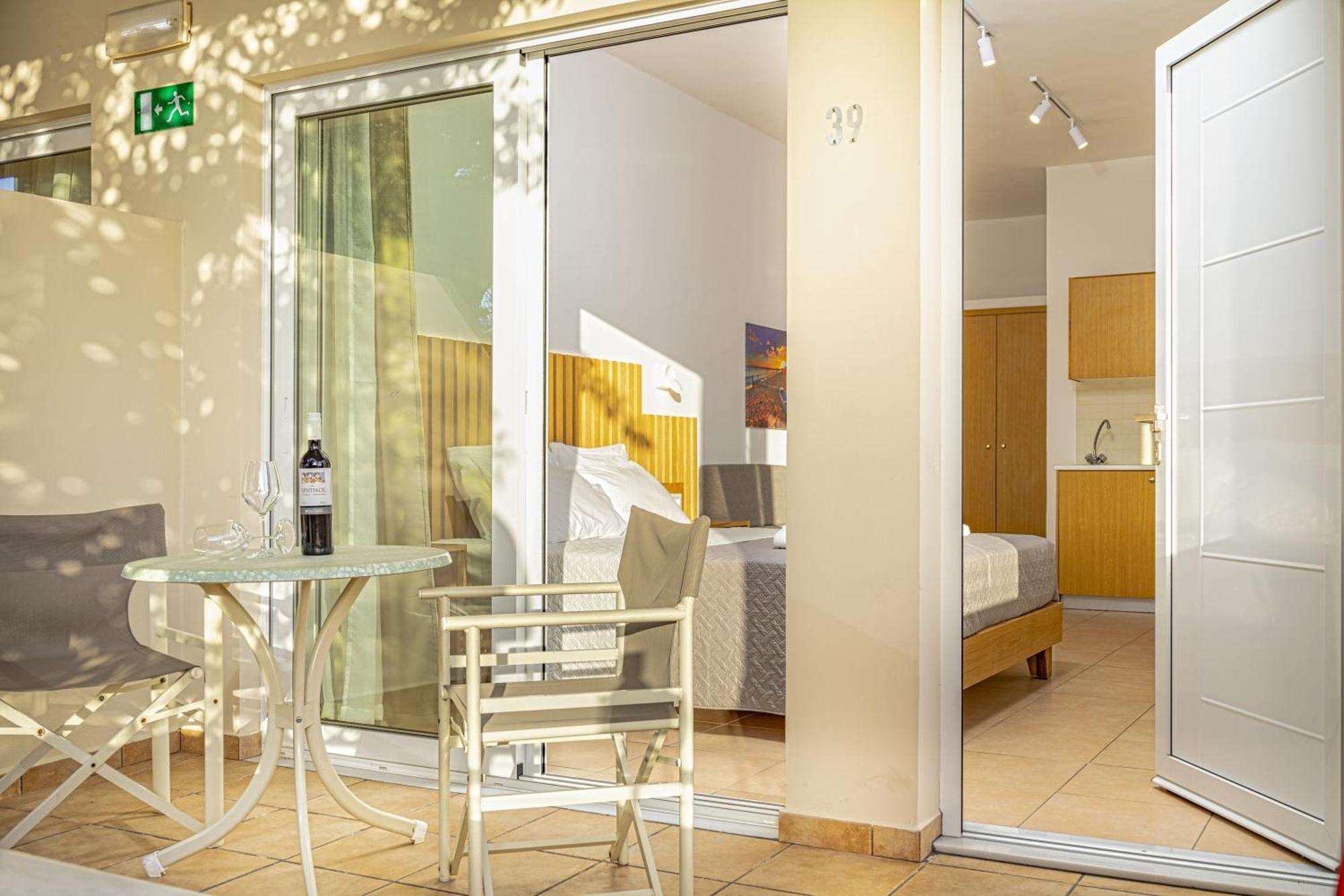 Theos Village Apartments 카토다라초 외부 사진