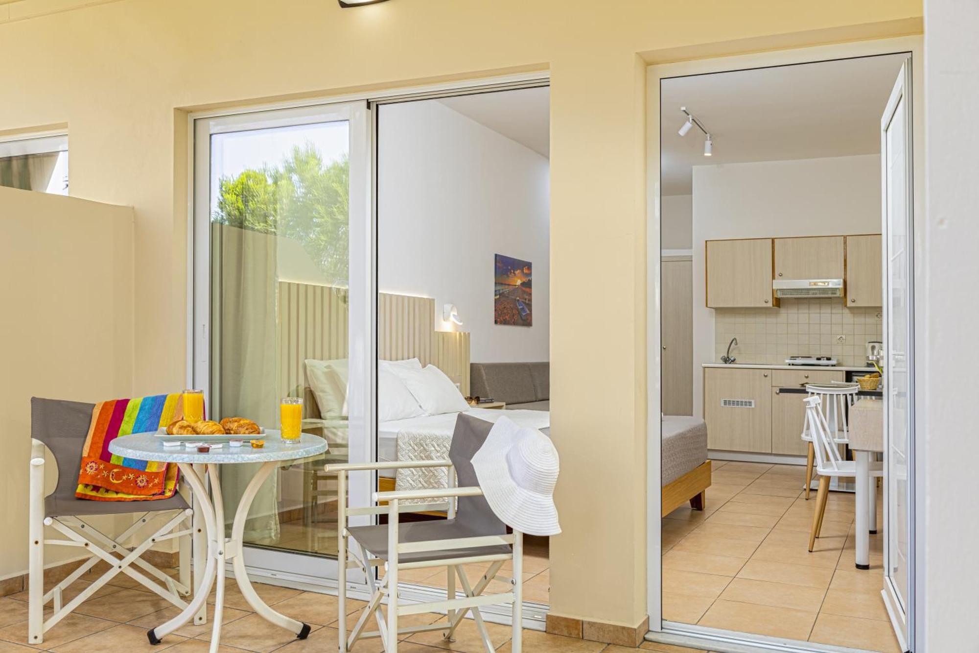 Theos Village Apartments 카토다라초 외부 사진